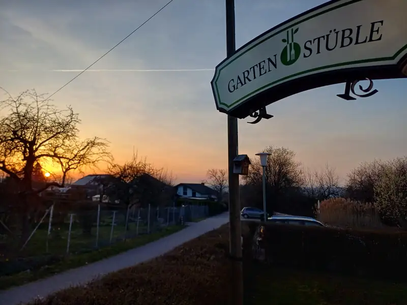 Gartenstüble-Schild im warmen Licht des Sonnenuntergangs