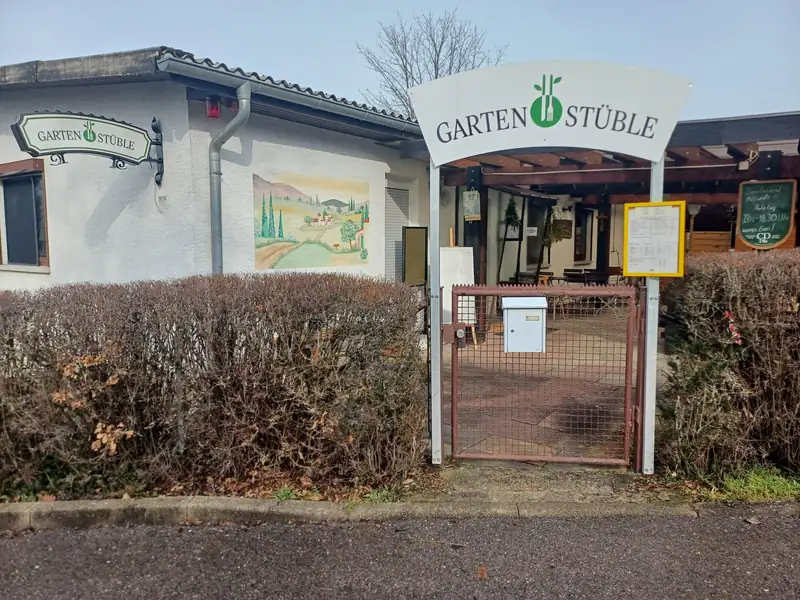 Eingangstor des Gartenstüble mit großem Namensschild
