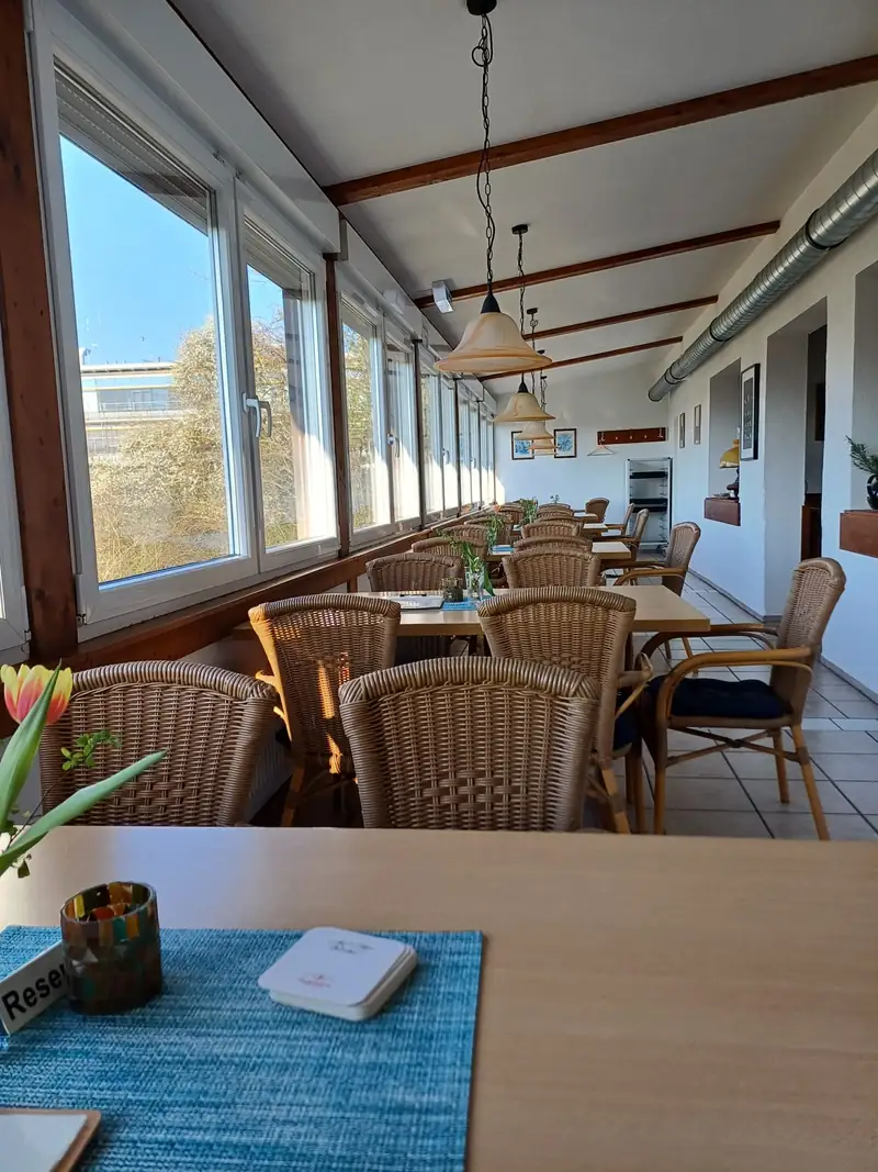 Sitzplätze am Fenster im Innenraum des Gartenstüble
