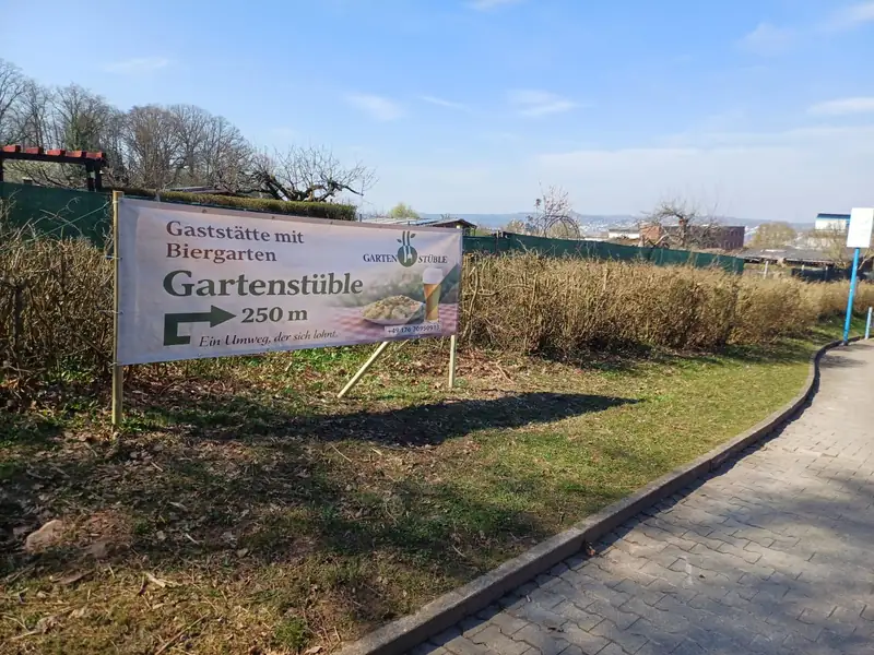Hinweisschild zum Gartenstüble am Weg mit Richtungspfeil