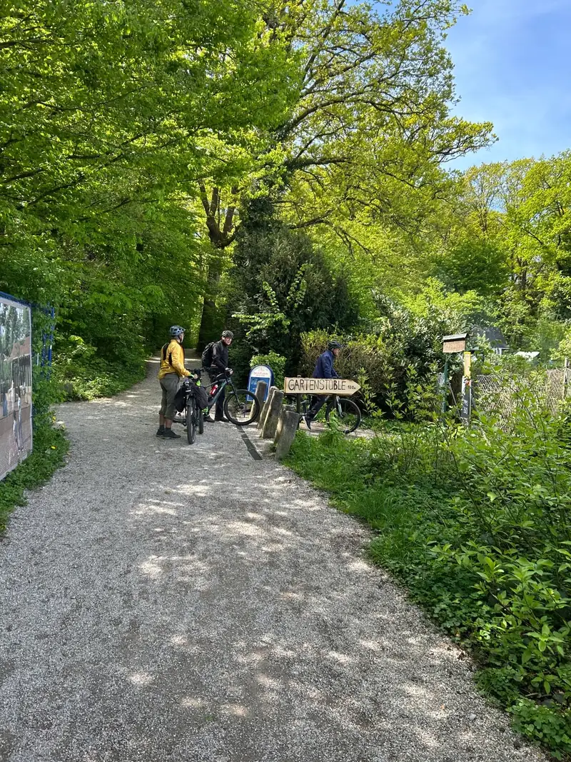 Wegweiser zum Gartenstüble am Weg vom Wildpark-Parkplatz